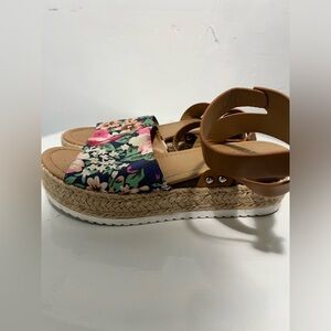 Soda platform sandals